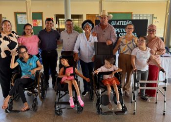 Sílvia Cristina faz a entrega de R$ 100 mil para a Apae de Alta Floresta do Oeste