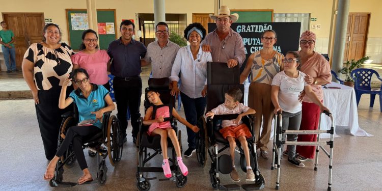 Sílvia Cristina faz a entrega de R$ 100 mil para a Apae de Alta Floresta do Oeste