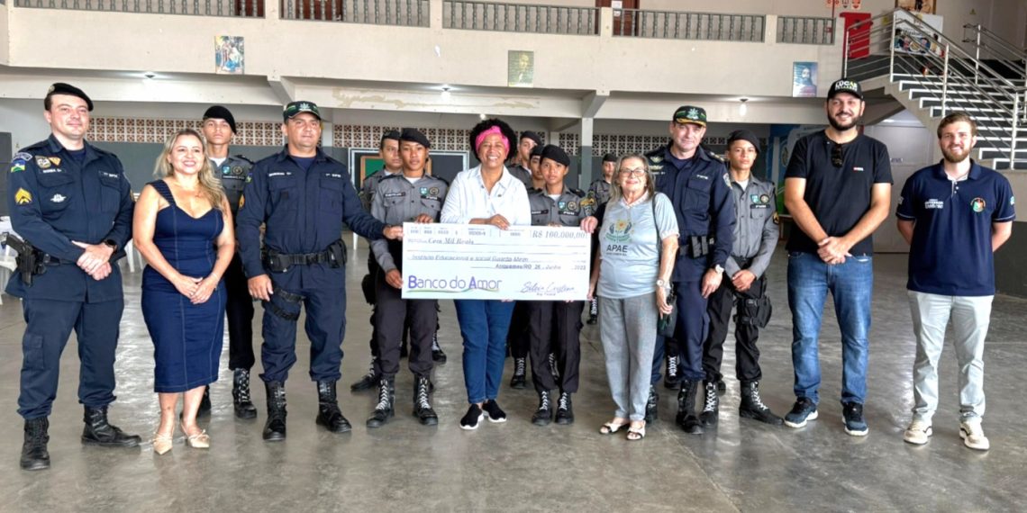 Deputada Sílvia Cristina faz a entrega de R$ 100 mil para a Polícia Militar Mirim de Ariquemes