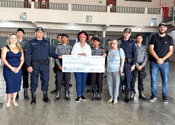 Deputada Sílvia Cristina faz a entrega de R$ 100 mil para a Polícia Militar Mirim de Ariquemes