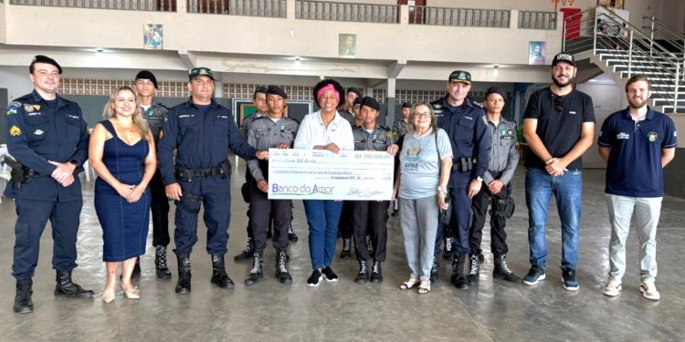 Deputada Sílvia Cristina faz a entrega de R$ 100 mil para a Polícia Militar Mirim de Ariquemes