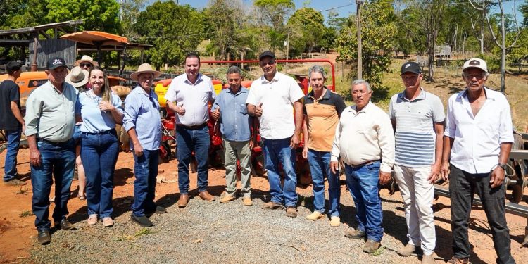 Com emenda de R$ 150 mil, Dr. Luís do Hospital reforça agricultura em Theobroma