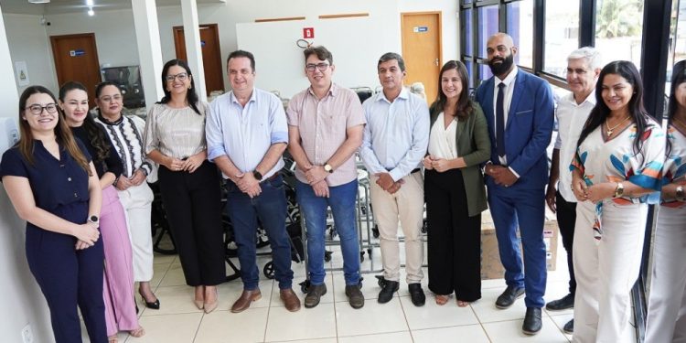 Dr. Luís do Hospital entrega 200 cadeiras de rodas e banho para a saúde de Jaru
