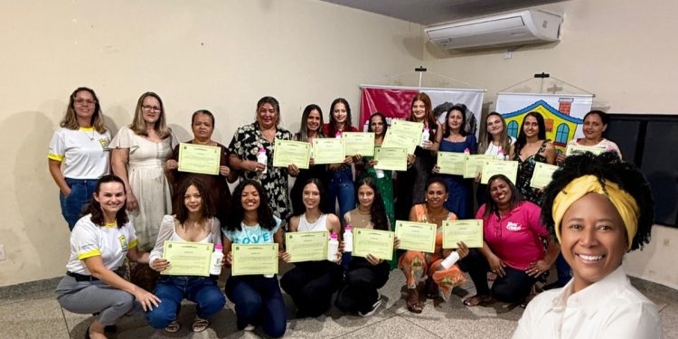 Certificados do curso de manicure e pedicure e de técnicas de maquiagem entregues pelo Casa da Comunidade.