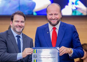 Alex Redano entrega medalha do Mérito Legislativo a Nelson Willians em reconhecimento à sua contribuição para Rondônia.