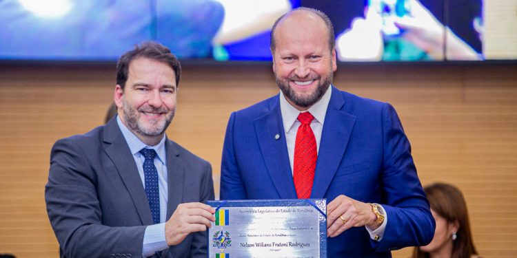 Alex Redano entrega medalha do Mérito Legislativo a Nelson Willians em reconhecimento à sua contribuição para Rondônia.