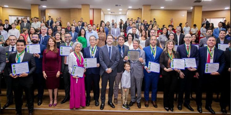 Auditores Fiscais são homenageados com Medalha do Mérito Legislativo na Assembleia de Rondônia