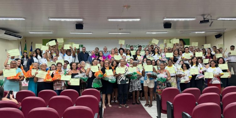 Deputada Sílvia Cristina participa da entrega de 133 certificados de cursos do Casa da Comunidade, em Ji-Paraná
