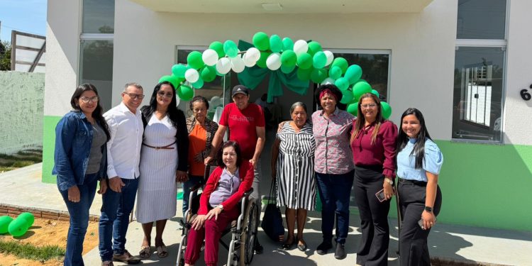 Deputada Sílvia Cristina faz a entrega da Capela Mortuária em Pimenteiras do Oeste