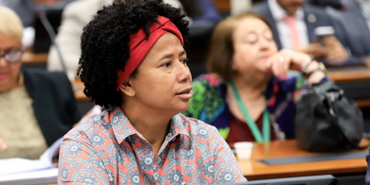 Sílvia Cristina volta a cobrar a votação da PEC 47, que garante a transposição dos servidores admitidos até 1991