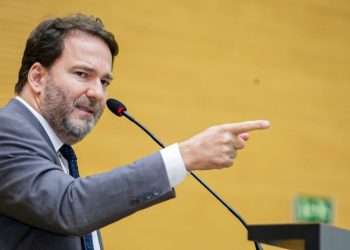 Deputado Alex Redano solicita escavadeira hidráulica e patrolamento para Linha Verde, no distrito de Triunfo