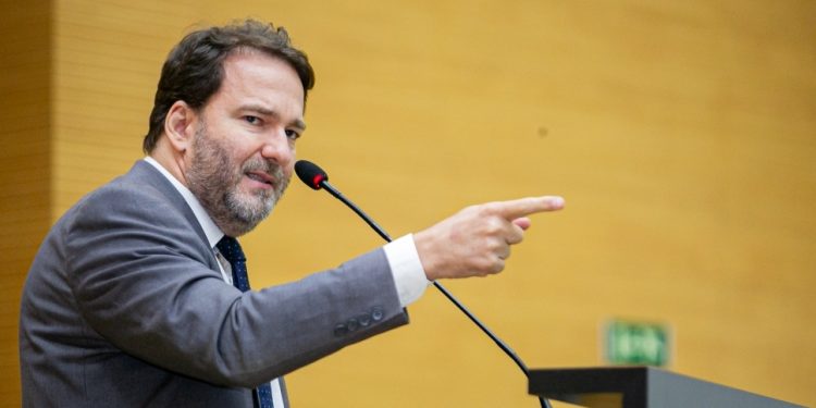 Deputado Alex Redano solicita escavadeira hidráulica e patrolamento para Linha Verde, no distrito de Triunfo