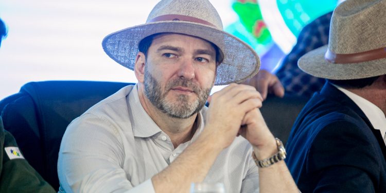 Deputado Alex Redano solicita limpeza marginal na RO-140 para garantir segurança no tráfego