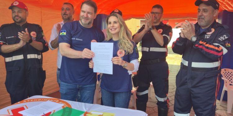 Alex Redano assina emenda de R$ 700 mil para aquisição de motolâncias e viatura de intervenção rápida ao SAMU