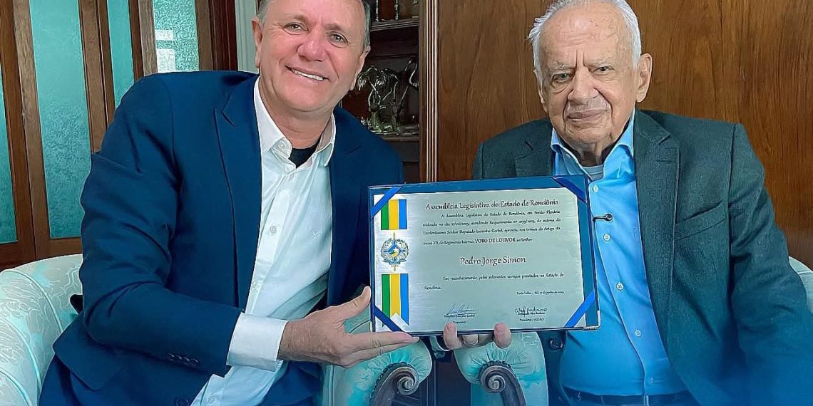 Luizinho Goebel presta homenagem a Pedro Simon durante sessão da CCJR em Vilhena