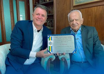 Luizinho Goebel presta homenagem a Pedro Simon durante sessão da CCJR em Vilhena