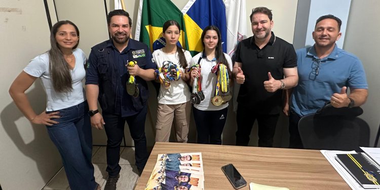 Deputado Alex Redano recebe atletas de Karatê que buscam apoio para Mundial na Romênia