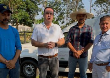 Dr. Luís do Hospital entrega furgão para fortalecer associação rural em Theobroma