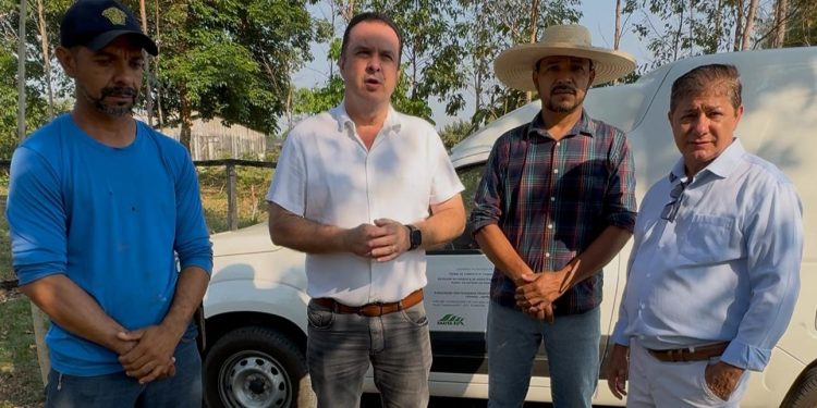 Dr. Luís do Hospital entrega furgão para fortalecer associação rural em Theobroma