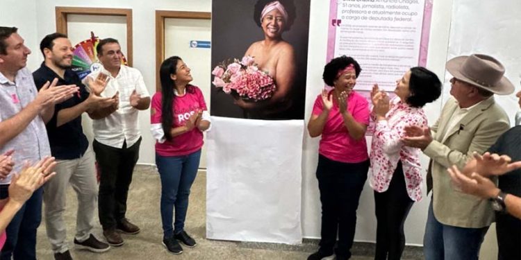 Sílvia Cristina destaca exposição do Outubro Rosa