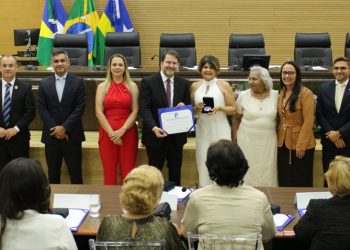 Alex Redano preside sessão em homenagem às ex-deputadas e inaugura Galeria Lilás em reconhecimento à trajetória feminina no Parlamento