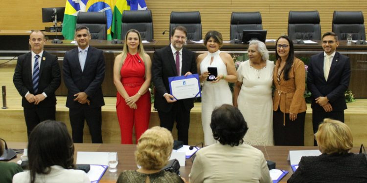 Alex Redano preside sessão em homenagem às ex-deputadas e inaugura Galeria Lilás em reconhecimento à trajetória feminina no Parlamento