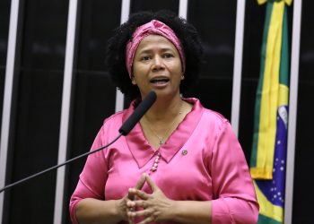 Outubro Rosa: Deputada Sílvia Cristina reforça que a prevenção contra o câncer de mama deve ser o ano todo