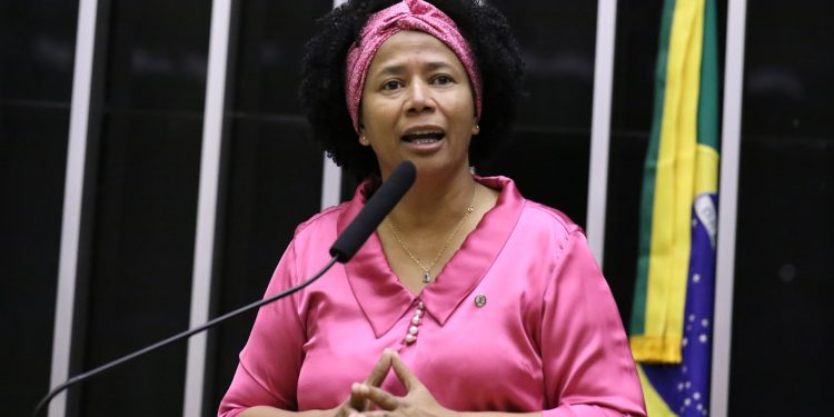 Outubro Rosa: Deputada Sílvia Cristina reforça que a prevenção contra o câncer de mama deve ser o ano todo