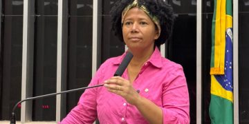 Sílvia Cristina alerta para injustiça com professores do ex-território e pede ação do Ministério da Gestão e do TCU