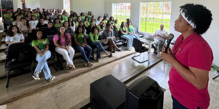 Outubro Rosa: Deputada Sílvia Cristina inicia uma série de palestras nos campi do Ifro e em outras instituições