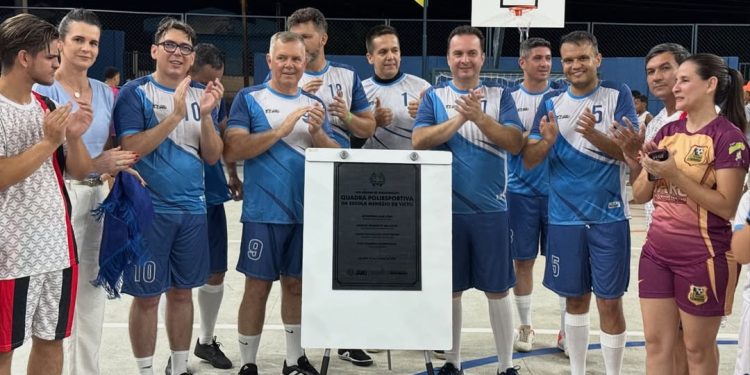 Quadra da Escola Menézio de Victo é inaugurada com emenda de Luís do Hospital