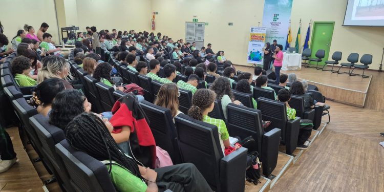 Sílvia Cristina alerta em palestras do Outubro Rosa que procura pela prevenção do câncer de mama ainda é baixa