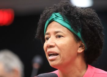 Sílvia Cristina comemora a chegada do medicamento Trastuzumabe Entansina para tratamento do câncer de mama