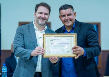 Alex Redano recebe Título de Cidadão Guajaramirense em sessão solene da Câmara Municipal