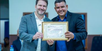 Alex Redano recebe Título de Cidadão Guajaramirense em sessão solene da Câmara Municipal