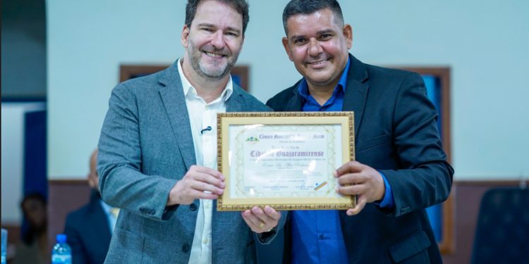 Alex Redano recebe Título de Cidadão Guajaramirense em sessão solene da Câmara Municipal