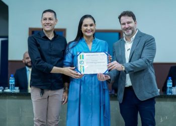 Presidente da Alero entrega voto de louvor à Facer, em Guajará-Mirim