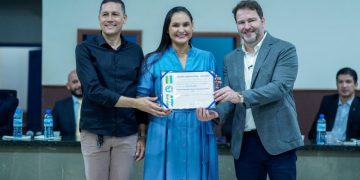 Presidente da Alero entrega voto de louvor à Facer, em Guajará-Mirim