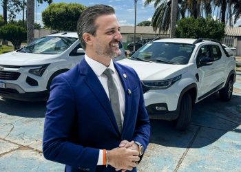 Deputado Delegado Lucas Torres participa da entrega de dois veículos para fortalecer a educação em Cacaulândia