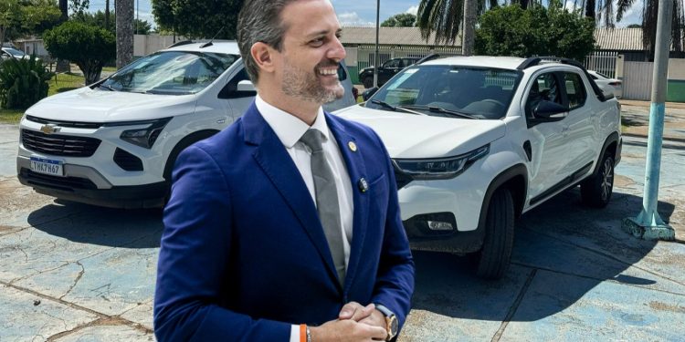 Deputado Delegado Lucas Torres participa da entrega de dois veículos para fortalecer a educação em Cacaulândia