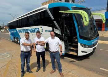 Dr. Luís do Hospital entrega ônibus para fortalecer o transporte de pacientes em Jaru