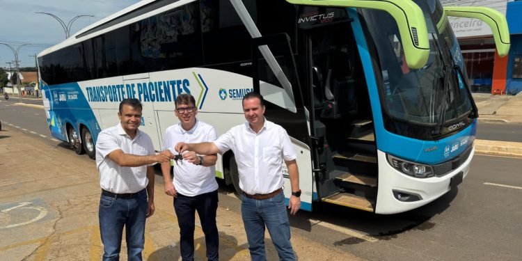 Dr. Luís do Hospital entrega ônibus para fortalecer o transporte de pacientes em Jaru