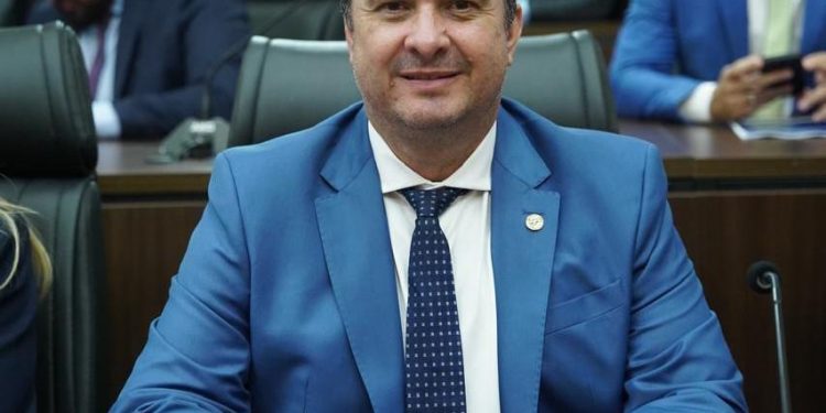 Deputado Dr. Luís do Hospital destina R$ 1,3 milhão para estradas rurais de Theobroma