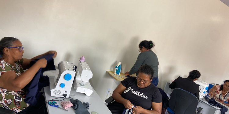 Programa Casa da Comunidade leva curso de corte e costura para o distrito de Nova Mutum Paraná