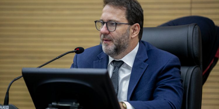 Deputado Alex Redano indica reforma urgente da quadra da Escola General Osório, Distrito de Calama, em Porto Velho