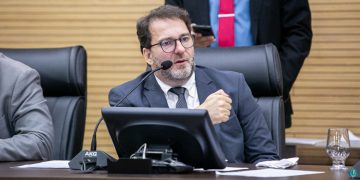 Após falta de providências, Alex Redano volta a cobrar troca do telhado do Colégio Tiradentes em Ariquemes