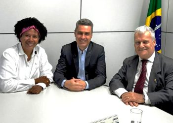 Deputada Sílvia Cristina recebe a garantia de que seguro-defeso será pago neste mês de fevereiro