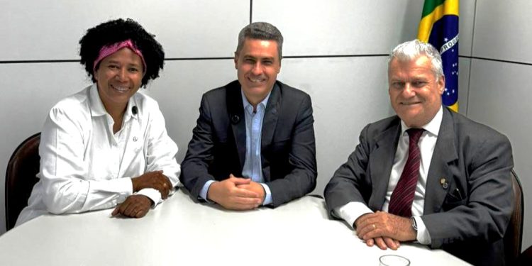 Deputada Sílvia Cristina recebe a garantia de que seguro-defeso será pago neste mês de fevereiro