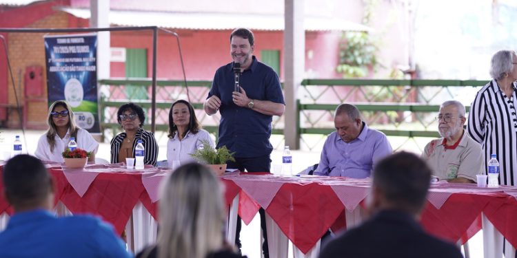 Alex Redano reforça incentivo ao esporte com entrega de kits para futebol society