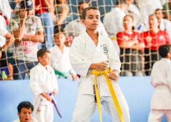 Deputado Alex Redano destaca trajetória de atleta durante Copa Credisis de Karatê